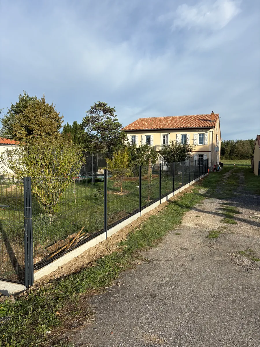 Allée en gravier avec bordure et clôture rigide