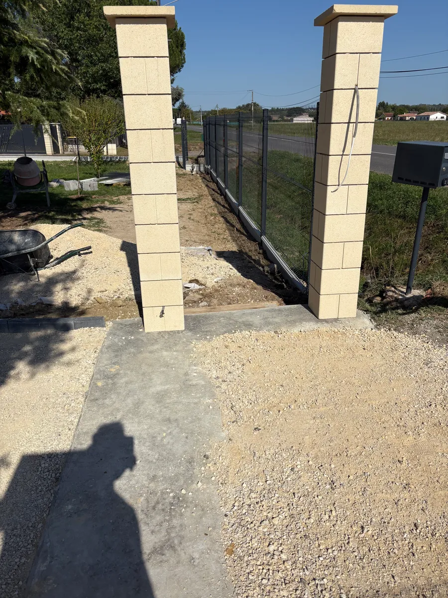 Piliers de portail et seuil béton en entrée