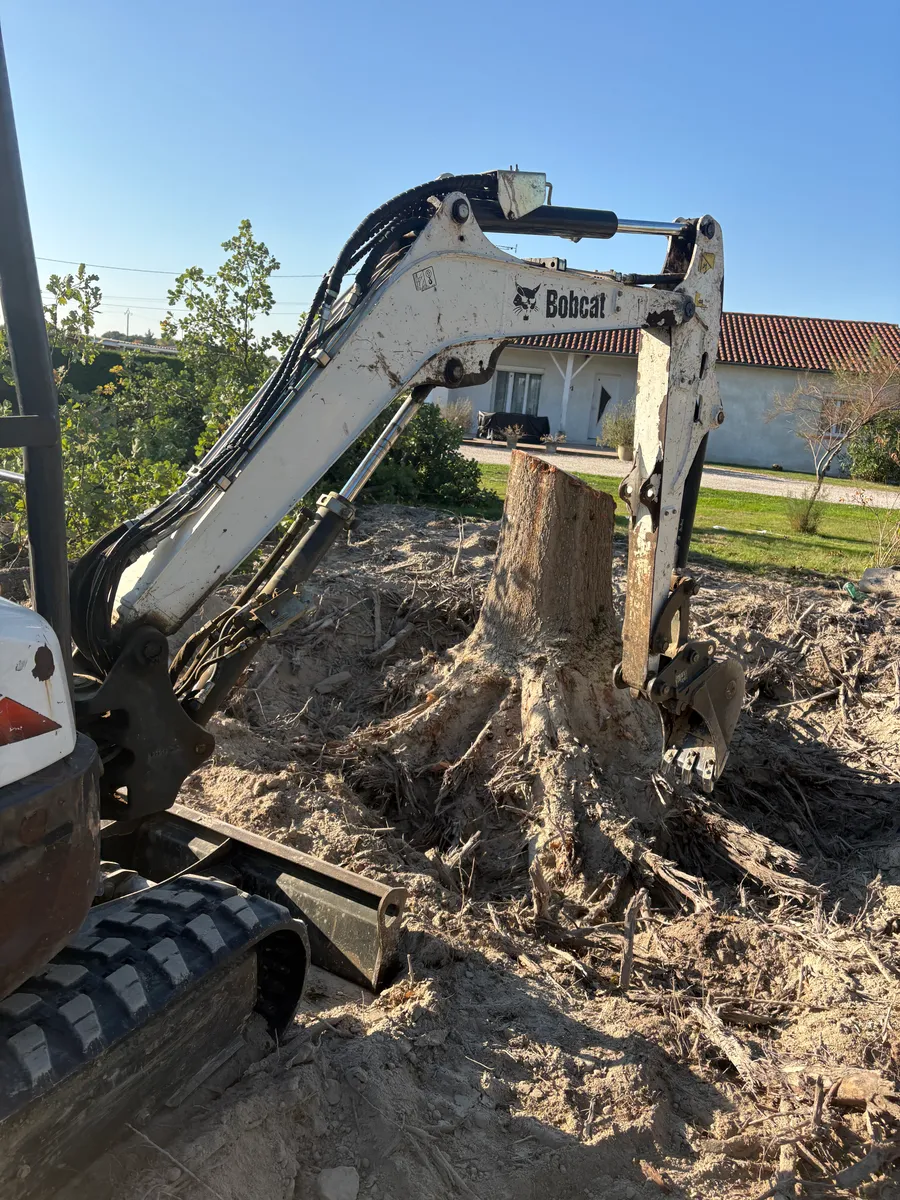 Mini-pelle 2t7 de ENT. Claveria en action sur un chantier de terrassement